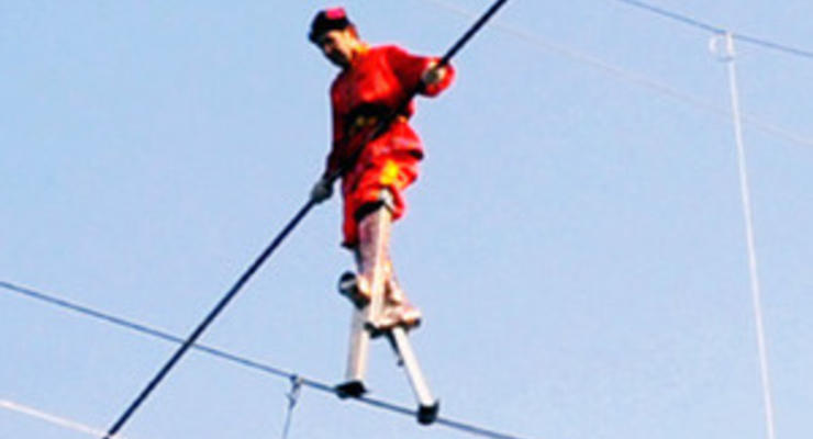 Китаец прошел на ходулях по канату, натянутому на высоте 22 метра