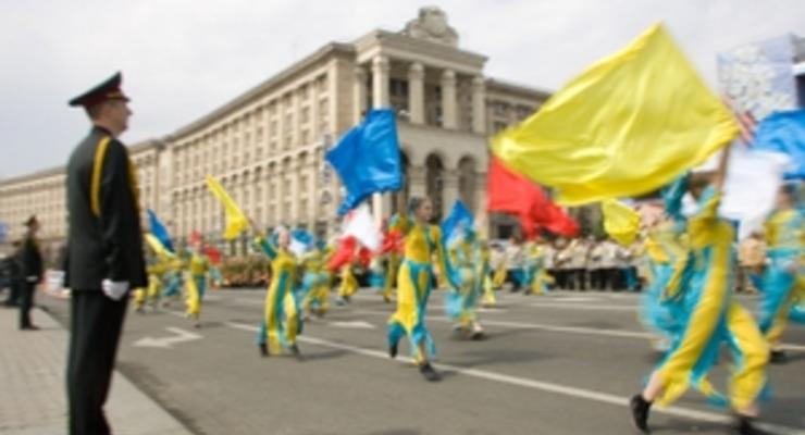 Янукович поручил отметить 20-летие независимости Украины военными парадами и салютами
