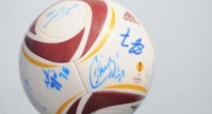 Карпаты продадут на аукционе мяч с автографами игроков, чтобы помочь болельщику