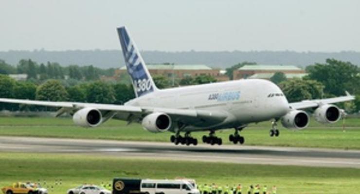 Самый крупный в мире пассажирский самолет совершил аварийную посадку в Сингапуре