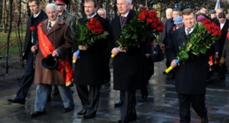 Азаров возложил цветы к Могиле неизвестного солдата