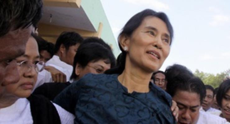 Освобожденная лидер оппозиции Мьянмы выступила за мирную революцию в стране