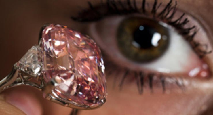 Редкий розовый бриллиант продан на аукционе Sotheby's за рекордные $46 млн