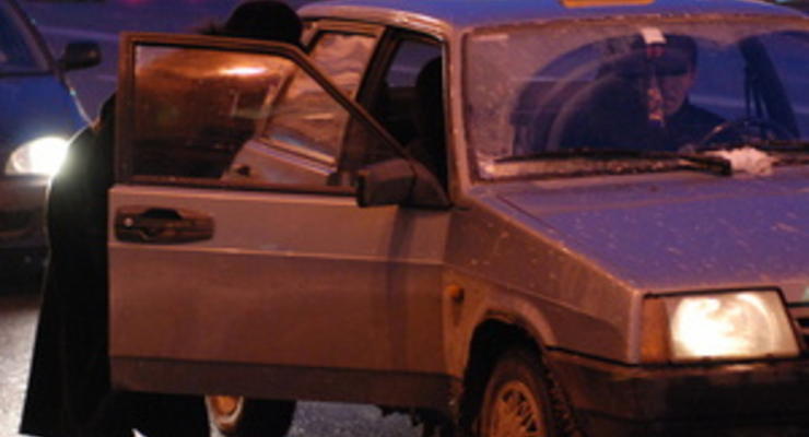 Трое жителей Бердянска разбили машину такси за то, что пришлось долго ждать автомобиль