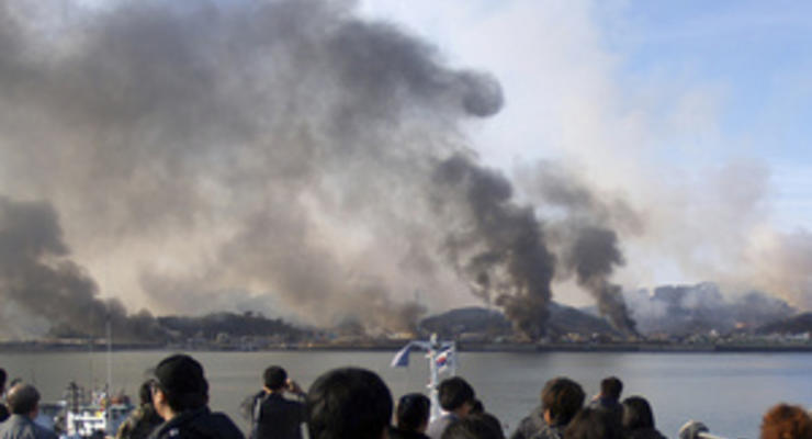 Фотогалерея: Дым над водой. Артиллерия КНДР обстреляла южнокорейский остров Енпхендо