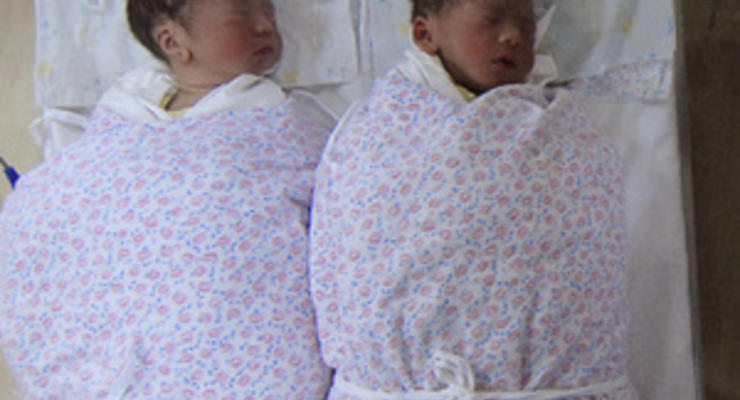 Беженка из Афганистана родила двойняшек, которых назвала Одесса и Украина
