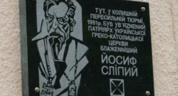 Мэр Львова требует от Кернеса "прекратить акты надругательства над украинскими памятниками"