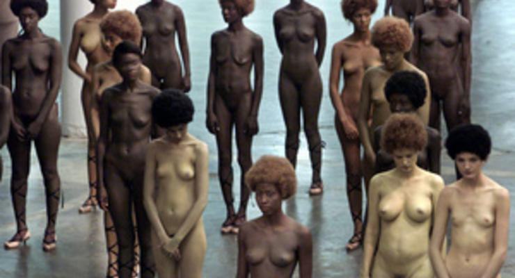 В немецком музее выставили инсталляцию из 20 обнаженных женщин