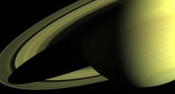 Ученые обнаружили в атмосфере одного из спутников Сатурна кислород