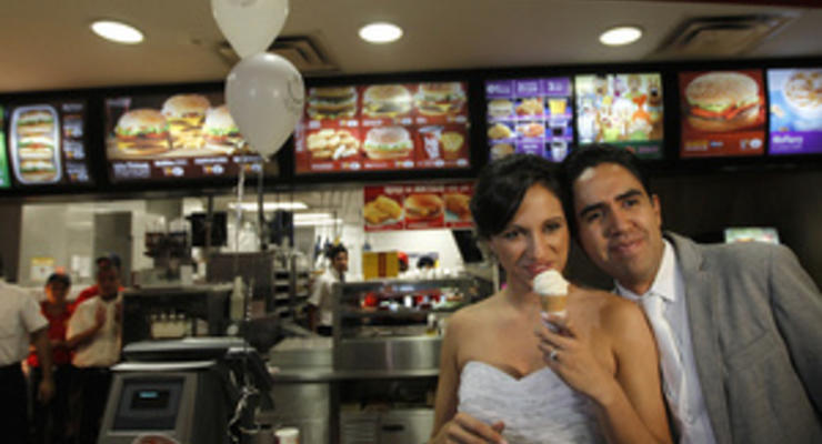 Двое мексиканцев отпраздновали свадьбу в McDonald's, а пара из Британии отыграла свадьбу 85 раз