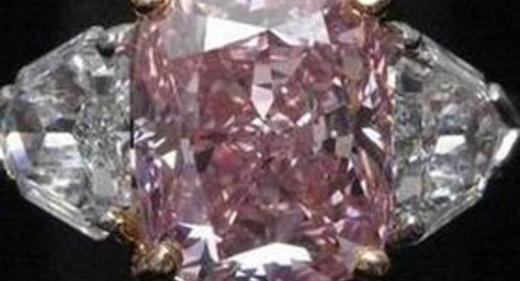 Christie's продал редкий розовый бриллиант за рекордную для Азии цену