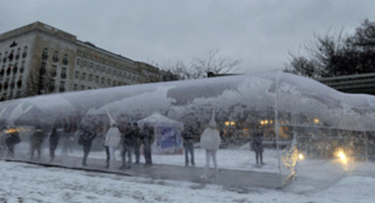 В столице Венгрии появился 25-метровый стеклянный презерватив