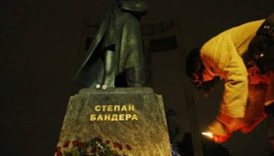 ВО Свобода просит усилить охрану памятника Бандере во Львове