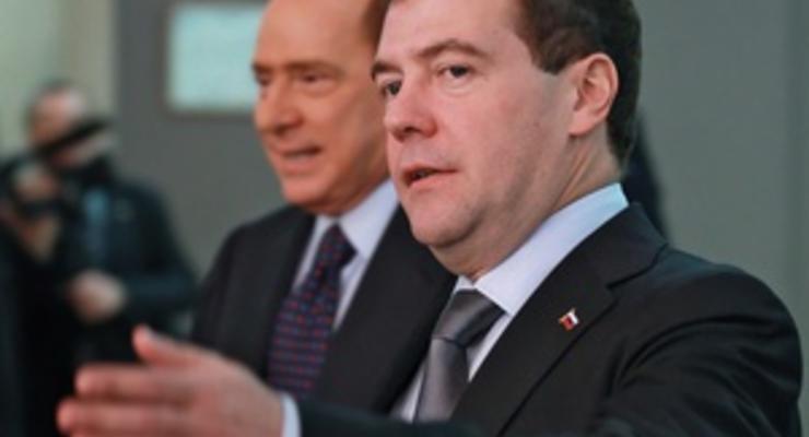 Путин и Медведев показали Берлускони новый российский пассажирский самолет