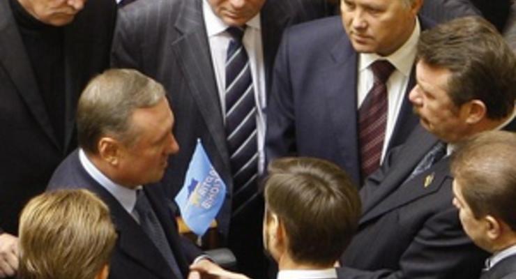 Рада отказалась отправлять Януковичу запрос о нарушении Конституции депутатами-совместителями