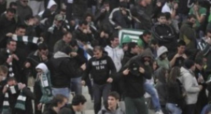 На матче Панатинаикоса произошло столкновение фанов с полицией