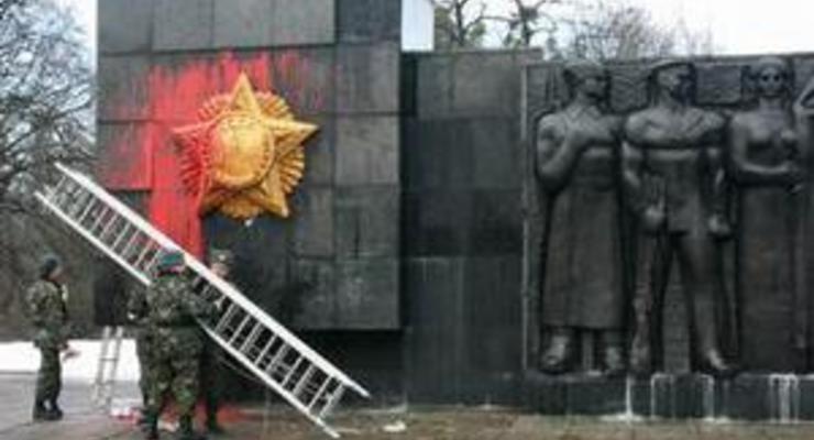Во Львове облили краской Монумент боевой славы Советской армии