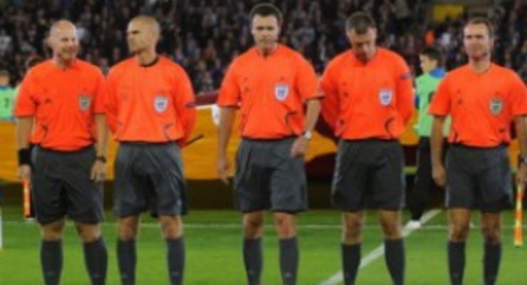 УЕФА хочет, чтобы матчи Евро-2012 обслуживали бригады из пяти арбитров