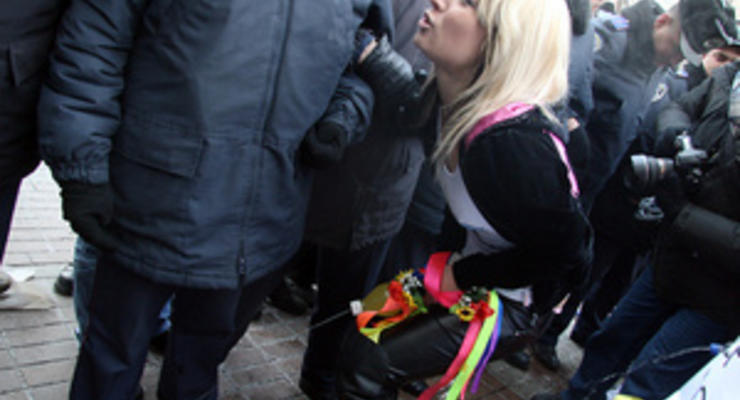 Активистки FEMEN "помочились" на милиционеров и здание Кабмина
