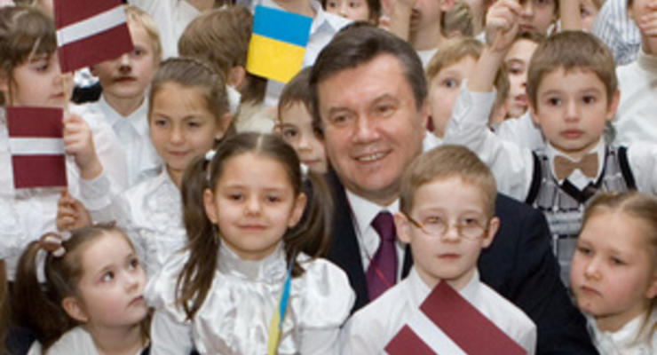 Янукович в Риге посетил украинскую школу, где ему подарили латвийские рукавички