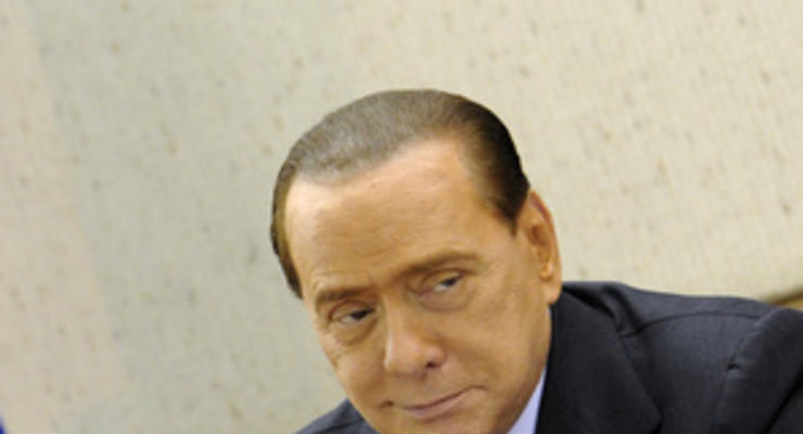 Пользователи Twitter использовали большие экраны в здании саммита ЕС, чтобы написать о Берлускони
