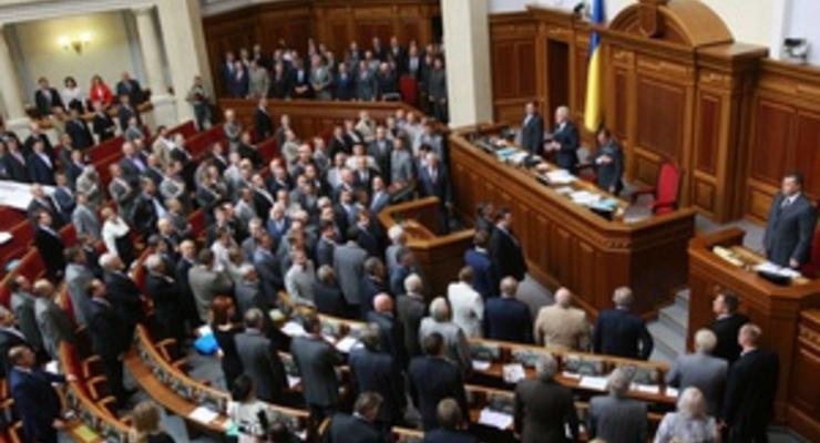 Регионалы предлагают после открытия заседаний Рады исполнять молитву за Украину