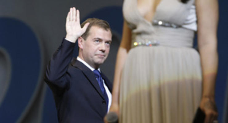 Медведев вернется из Индии с местной актрисой, которой не удалось осмотреть Москву