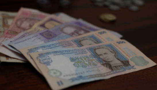 Гривна начинает неделю на межбанке со снижения