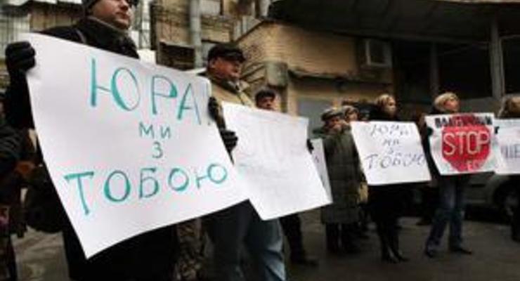 Нина, выходи: Сторонники Луценко пикетируют офис Карпачевой