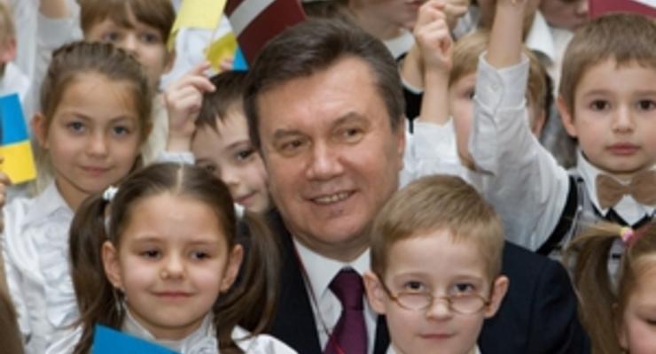 Янукович предложил в два раза увеличить помощь при рождении ребенка