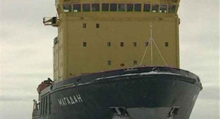 На спасение застрявших во льдах Охотского моря судов отправился третий ледокол
