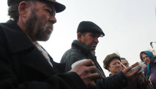 Во Львове организовали рождественский Сочельник для бомжей