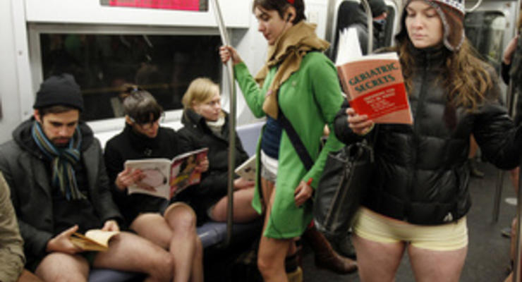 Несколько тысяч человек проехали  в нью-йоркском метро без штанов