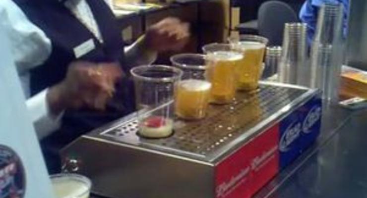 В США разработали наполняющиеся через дно стаканы для пива с рекламой