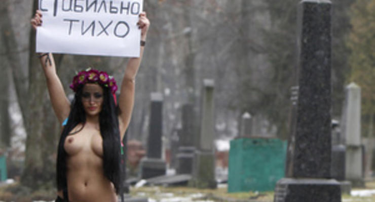 Фотогалерея:  И тишина. Активистка FEMEN разделась на киевском кладбище
