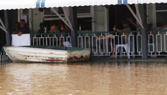 В Австралии на улицах затопленных городов появились акулы