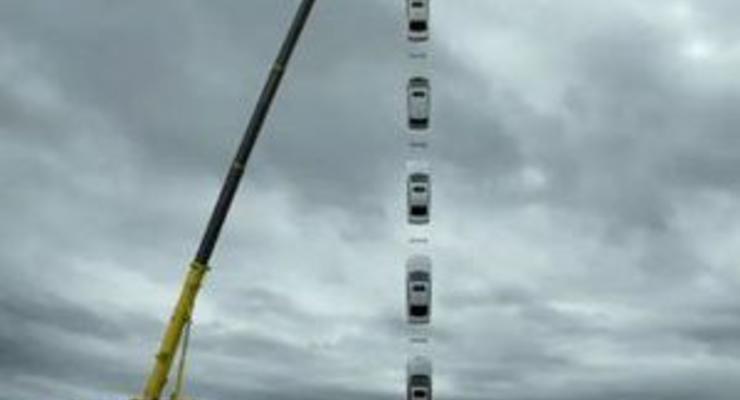 Lexus в рекламе поднял гирлянду из своих машин