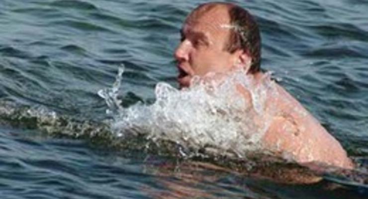 Пловец-марафонец переплыл Севастопольскую бухту в 7-градусной воде