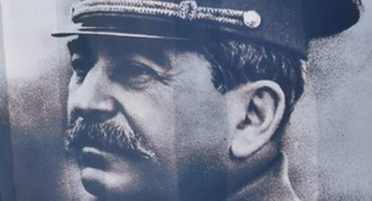 В фойе лондонского театра установили статую Сталина