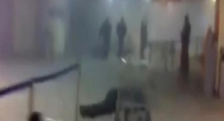 Очевидец: Смертник ворвался в зал аэропорта с криком "Я вас всех убью!"