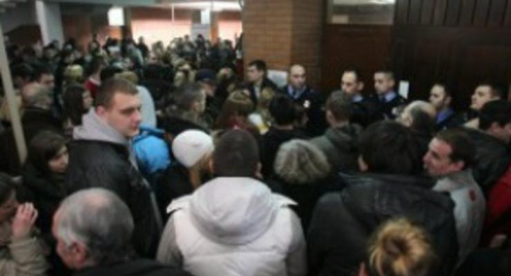 В Сербии за жестокое убийство французского болельщика осуждены сразу 14 фанатов