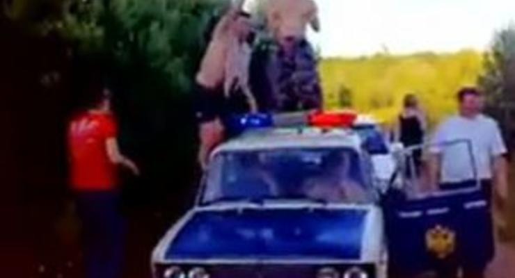 В интернете появилось видео вечеринки милиционеров с танцами на патрульной машине