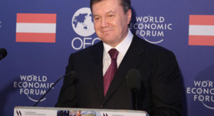 Янукович пригласил иностранных инвесторов попробовать борщ и посмотреть, как раздеваются украинки