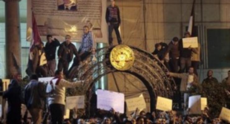 Египтяне проигнорировали комендантский час: в Александрии подожгли администрацию, в Каире штурмовали МИД