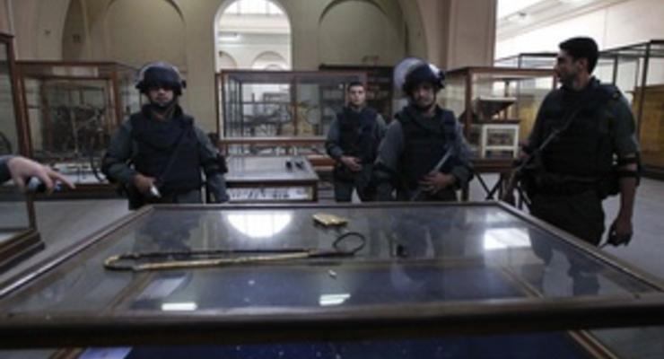 Вандалы повредили 70 экспонатов Каирского музея. На защиту артефактов встали местные жители