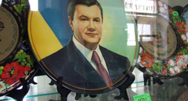 В Донецке продаются тарелки с портретом Януковича