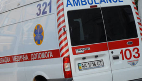 В Киеве на голову женщине упал металлический лист