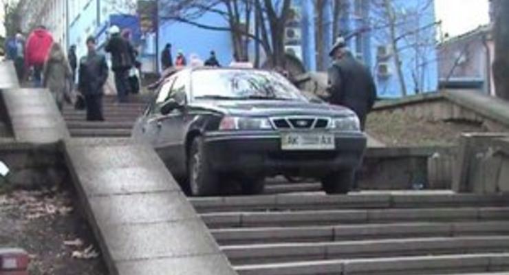 В центре Симферополя таксист заехал на пешеходную лестницу
