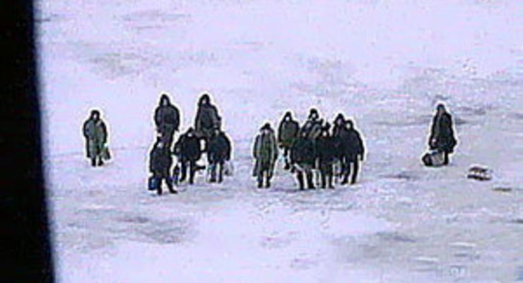 Спасатели сняли 500 человек с отколовшейся в Азовском море льдины