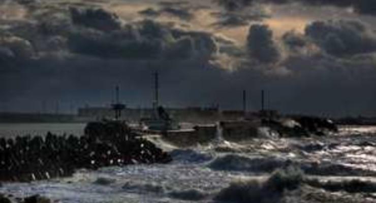 В Черном море шторм разломил надвое сухогруз под флагом Танзании